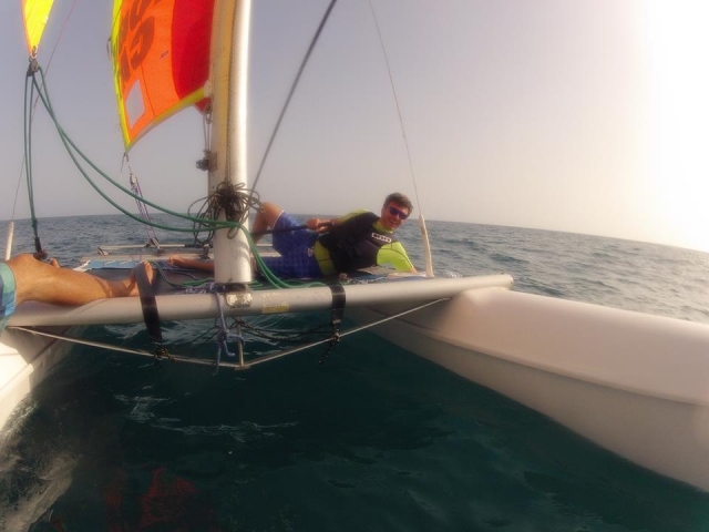 dos personas en un catamaran